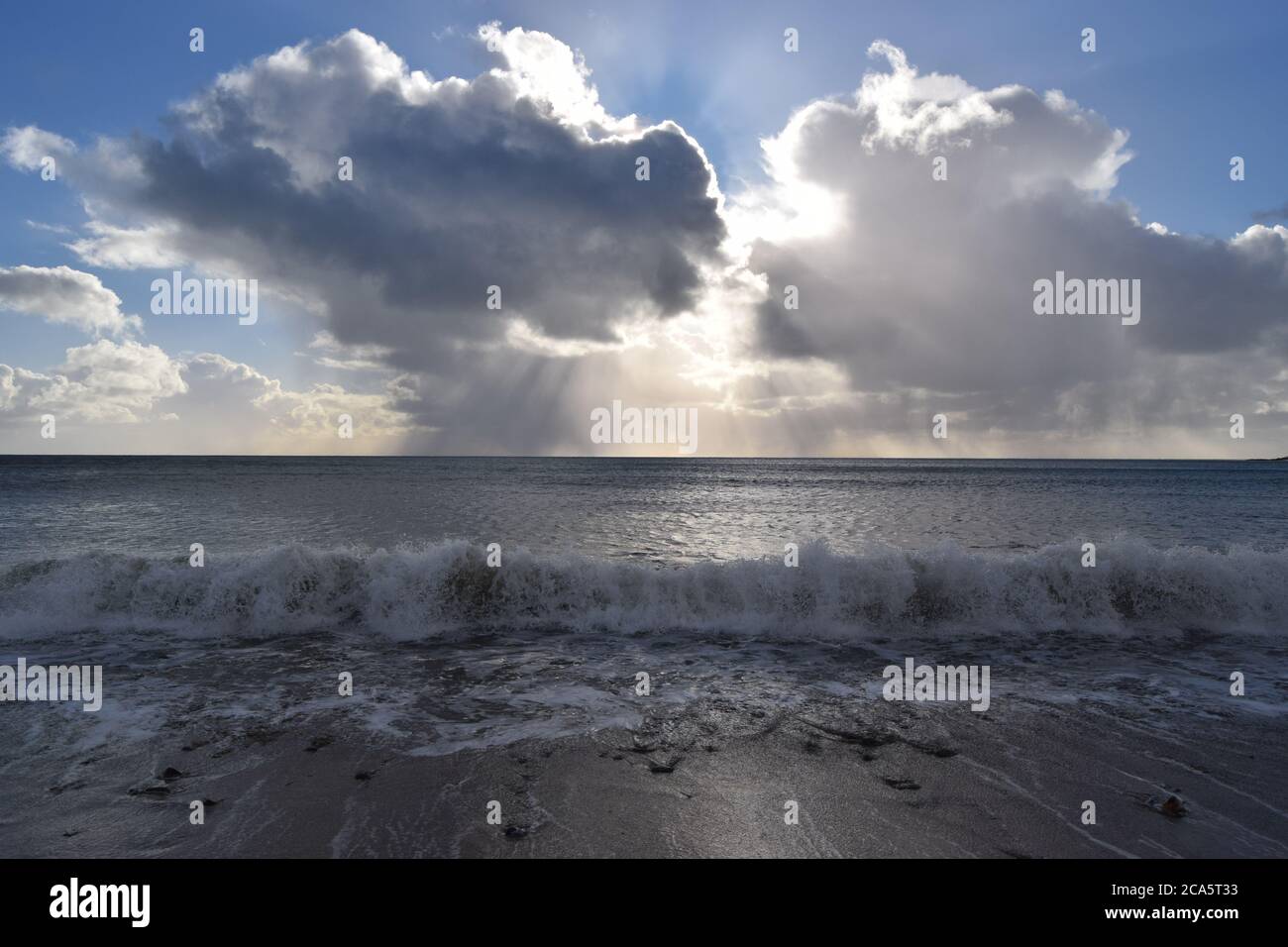 Sonne zwischen Wolken über Atlantik Stockfoto