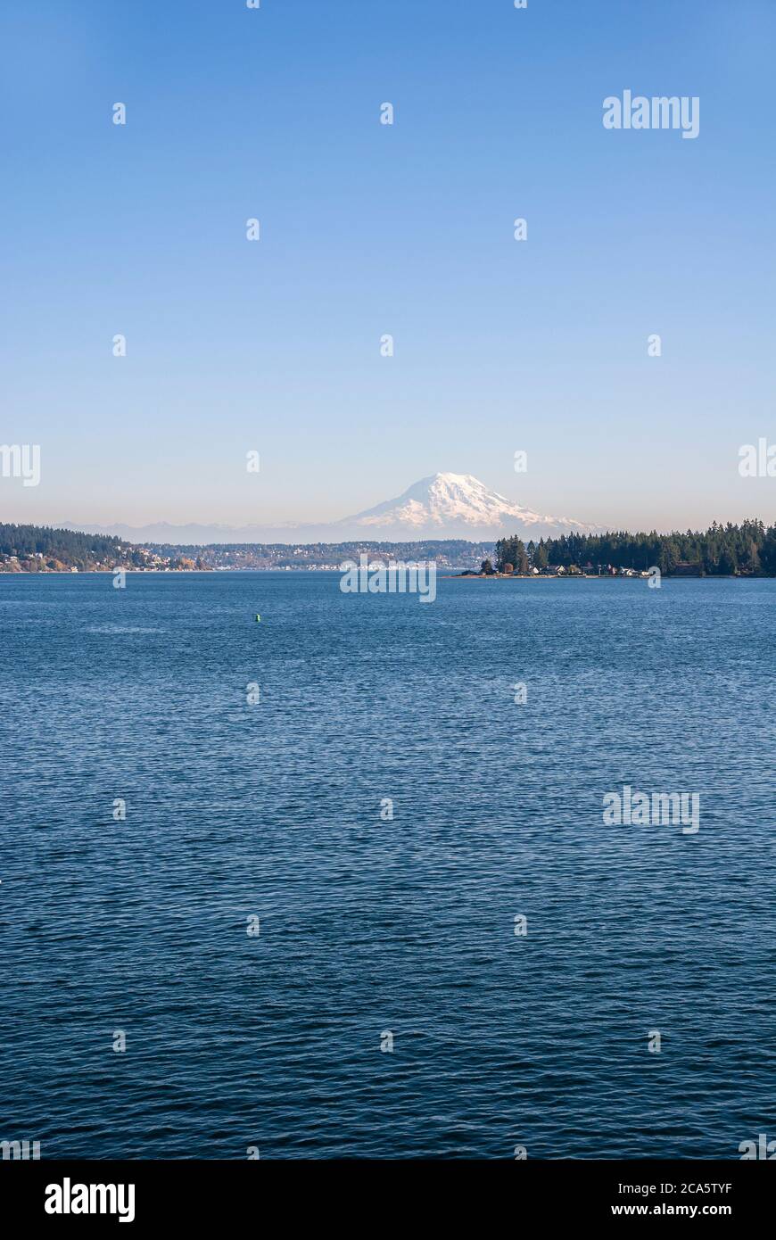 Blick auf Mt. Rainier von Gig Harbor, Washington. Stockfoto