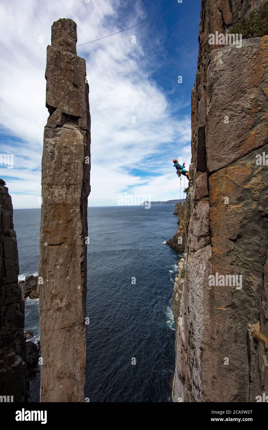 Australien, Tasmanien, der Totem Pole ist ein spektakulärer Dolerit-Stapel vom Kap Hauy auf der Tasman-Halbinsel im Südosten Tasmaniens. Es ist 65 Meter hoch und 4 Meter breit an seiner Basis, die ins Meer stürzt. Der Abstieg erfolgt durch Abseilen, vom Gipfel kehren Bergsteiger in der Regel über eine Seilrutsche an das trockene Land zurück Stockfoto