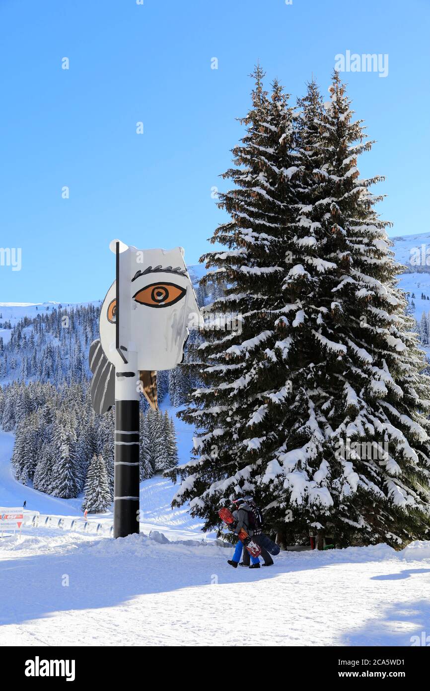 Frankreich, Haute Savoie, Flaine, Frauenkopf, Pablo Picasso, Bemalte Skulptur (1991) Acrylfarbe und Lack auf warmpolymerisierten Verbundplatten auf Waben auf Metalltrommel Höhe: 12m Vergrößerung nach dem Modell Original, erstellt in kleiner Größe (ca. 8O cm) im Jahr 1957, und gehalten in der Mus?e National Picasso in Paris Stockfoto