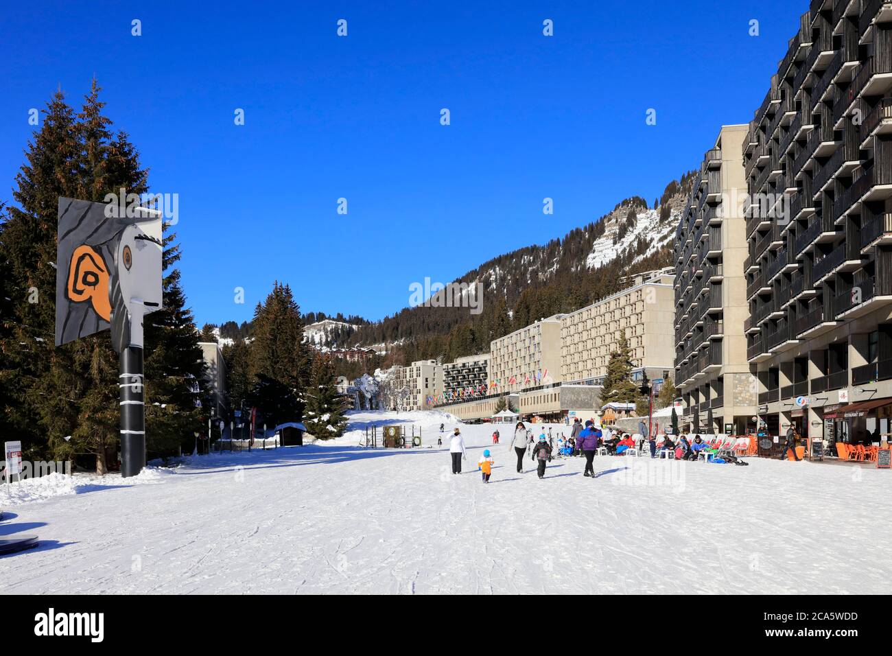 Frankreich, Haute Savoie, Flaine, das Forum, mit dem Kopf einer Frau, Pablo Picasso, gemalte Skulptur (1991) Acrylfarbe und Lack auf warmgehärteten Verbundplatten auf Waben auf Metalltrommel montiert Höhe: 12m Vergrößerung nach dem Originalmodell, erstellt in kleiner Größe (ca. 8O cm) im Jahr 1957, und gehalten an der Mus?e National Picasso in Paris Stockfoto