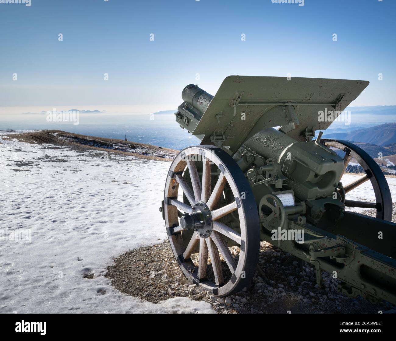Nahaufnahme der Kanone des Ersten Weltkriegs, die auf dem Militärschrein von Cima Grappa aufgestellt wurde. Das Militärheiligtum ist eines der wichtigsten militärischen Beinhäuser des Ersten Weltkriegs Stockfoto