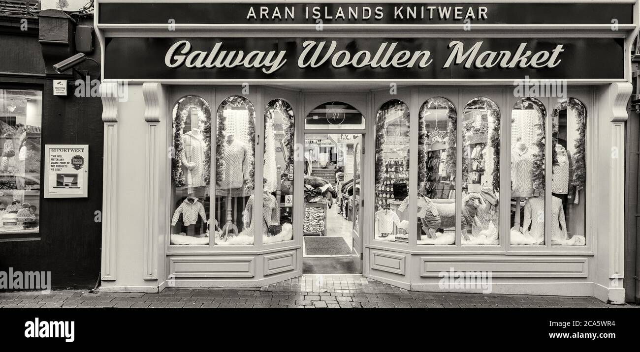 StoreFront auf der Straße in Galway, County Galway, Irland Stockfoto