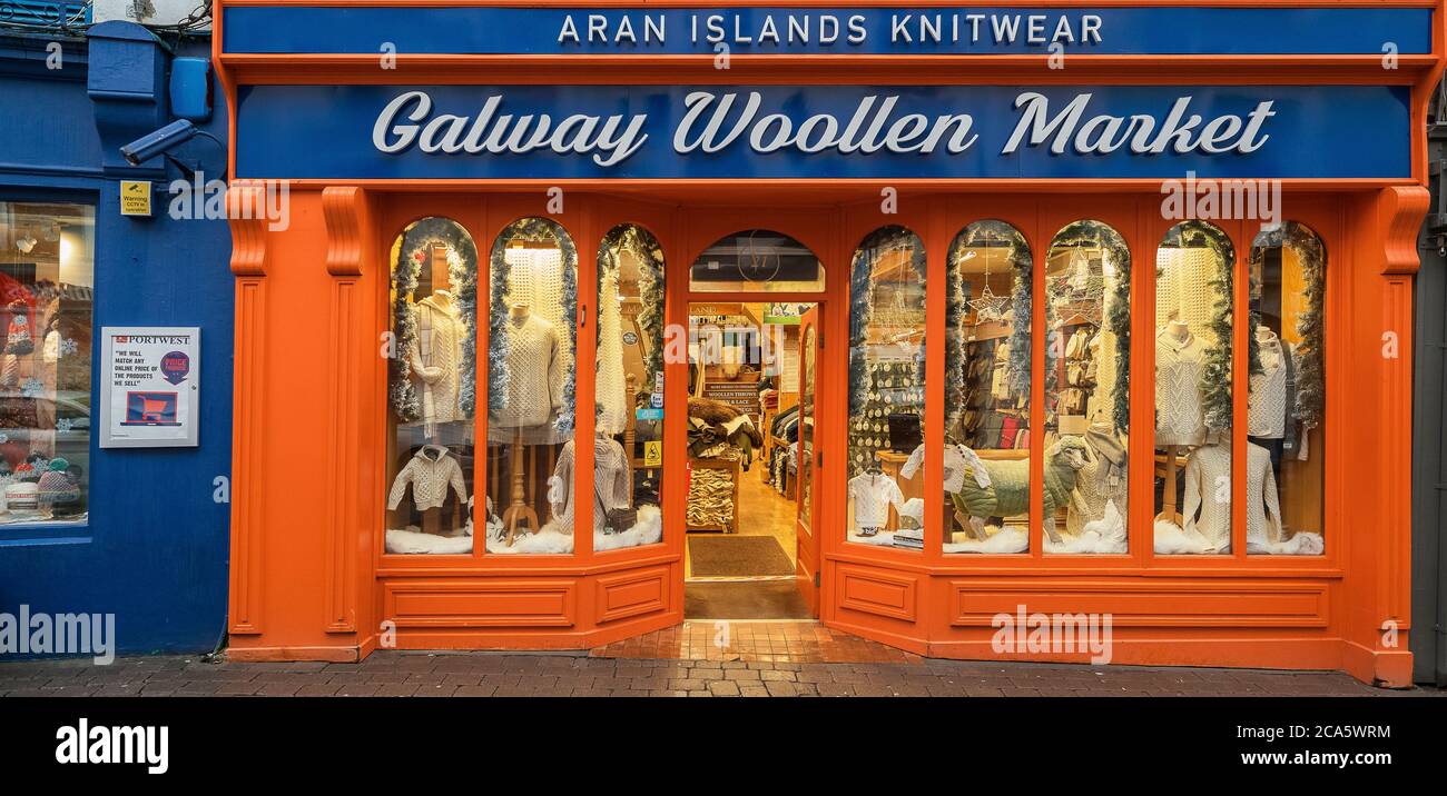StoreFront auf der Straße in Galway, County Galway, Irland Stockfoto