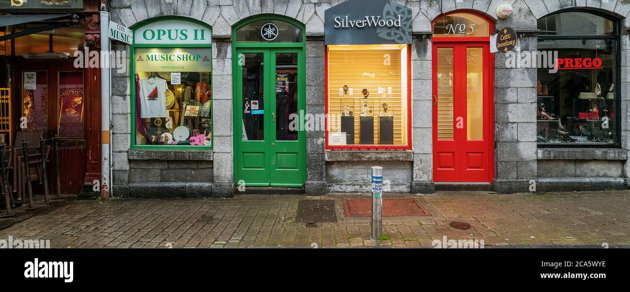 Schaufensterfronten auf der Straße in Galway, County Galway, Irland Stockfoto