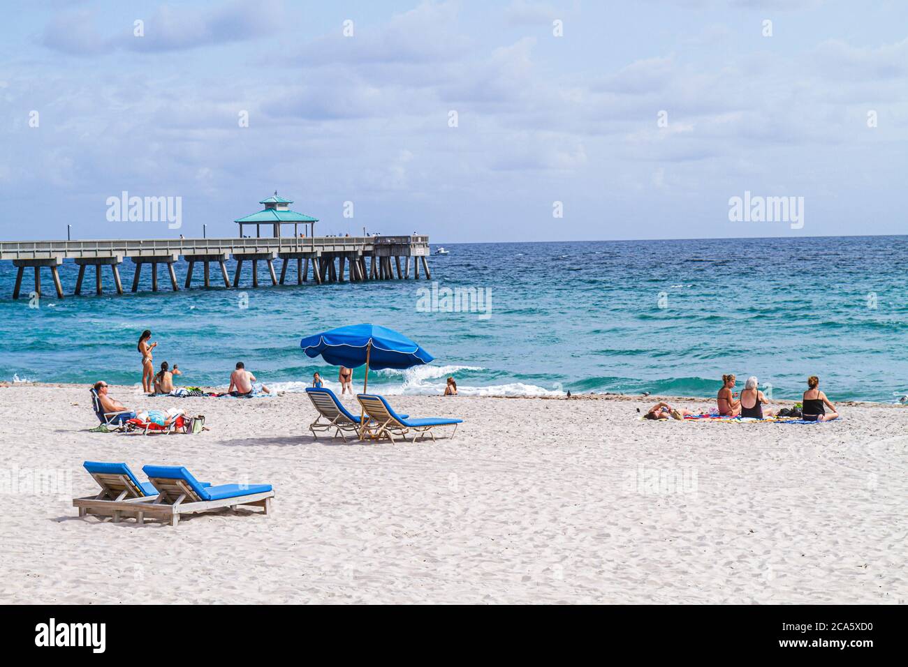 Deerfield Beach Florida, Sand, öffentlich, Atlantikküste, Ufer, Surfen, Sonnenanbeter, Deerfield Beach International Fishing Pier, Besucher reisen Stockfoto