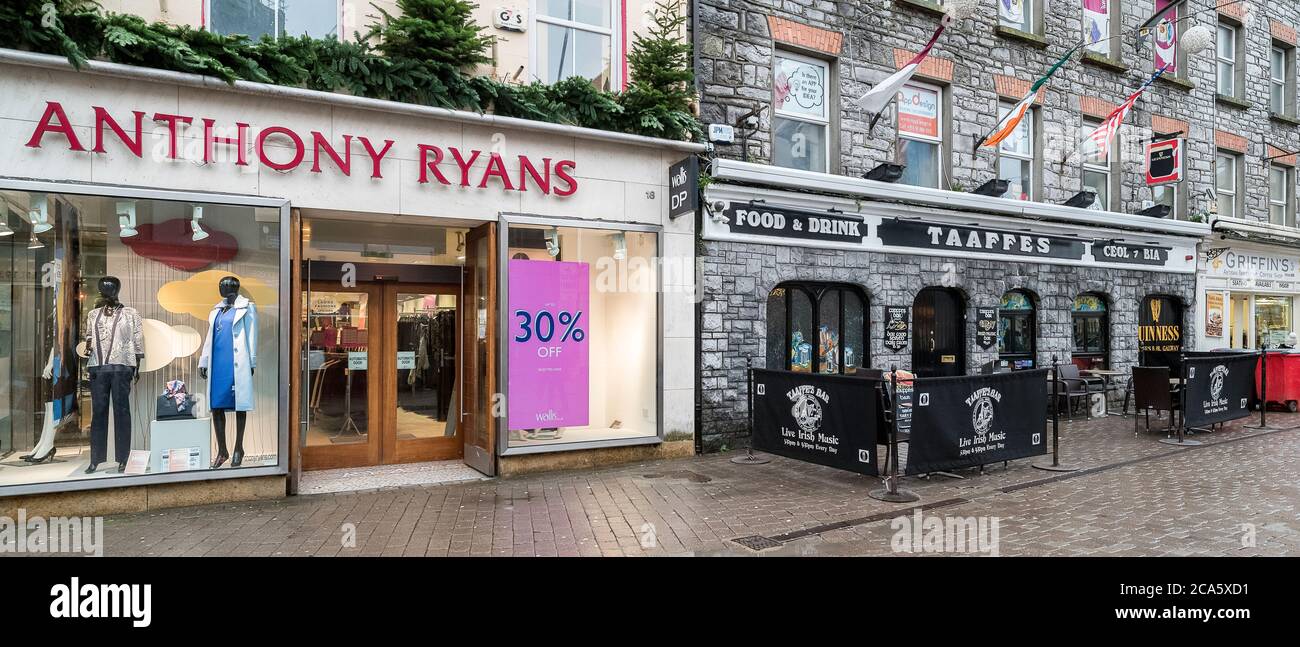Blick auf Geschäft und Restaurant, Galway City, County Galway, Irland Stockfoto