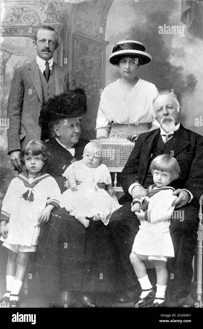 Isabel und der Graf von EU mit ihrem Sohn Prinz Luís, seine Frau und Kinder, 1913 Stockfoto