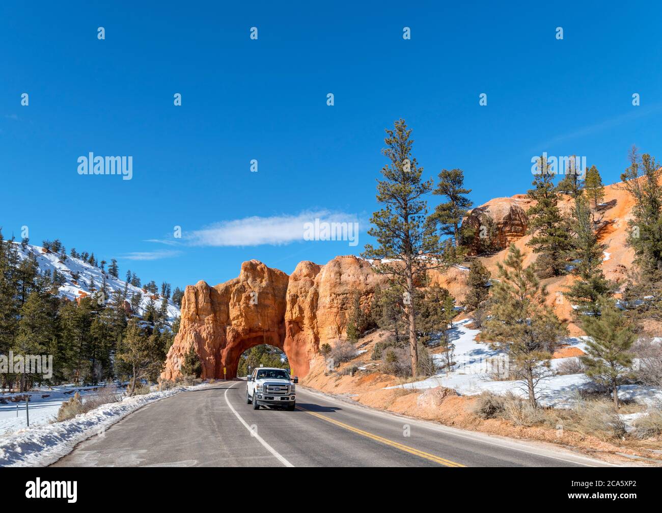 Red Canyon Arch auf dem Highway 12 landschaftlich reizvolle Nebenstraße, in der Nähe von Bryce, Utah, USA Stockfoto