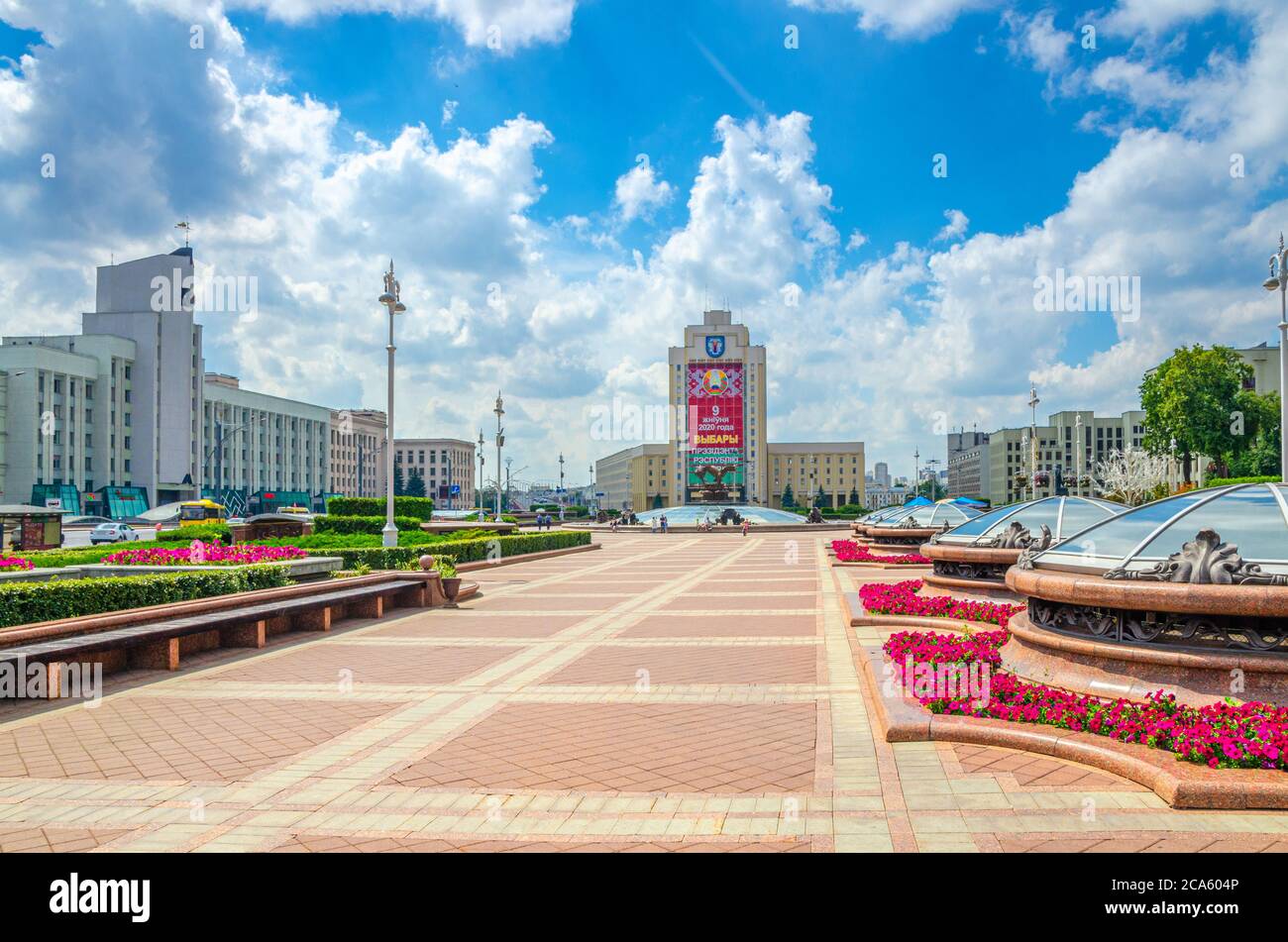 Minsk, Weißrussland, 26. Juli 2020: Maxim Tank Belarussische Staatliche Pädagogische Universität mit Präsidentschaftswahlen riesiges Werbeplakat und Minsk Metro-Hauptquartier auf dem Unabhängigkeitsplatz Stockfoto Minsk, Weißrussland, 26. Juli 2020: Maxim Tank Belarussische Staatliche Pädagogische Universität mit Präsidentschaftswahlen riesiges Werbeplakat und Minsk Metro-Hauptquartier auf dem Unabhängigkeitsplatz Stockfoto