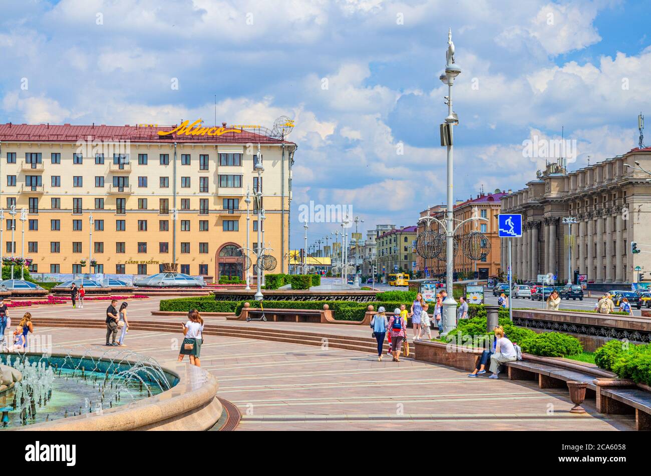 Minsk, Belarus, 26. Juli 2020: Unabhängigkeitsplatz und Allee mit sozialistischem Klassizismus Stalin Empire-Stil Gebäude, Hotel Minsk und Menschen zu Fuß, blauer Himmel weiße Wolken in sonnigen Sommertag Stockfoto