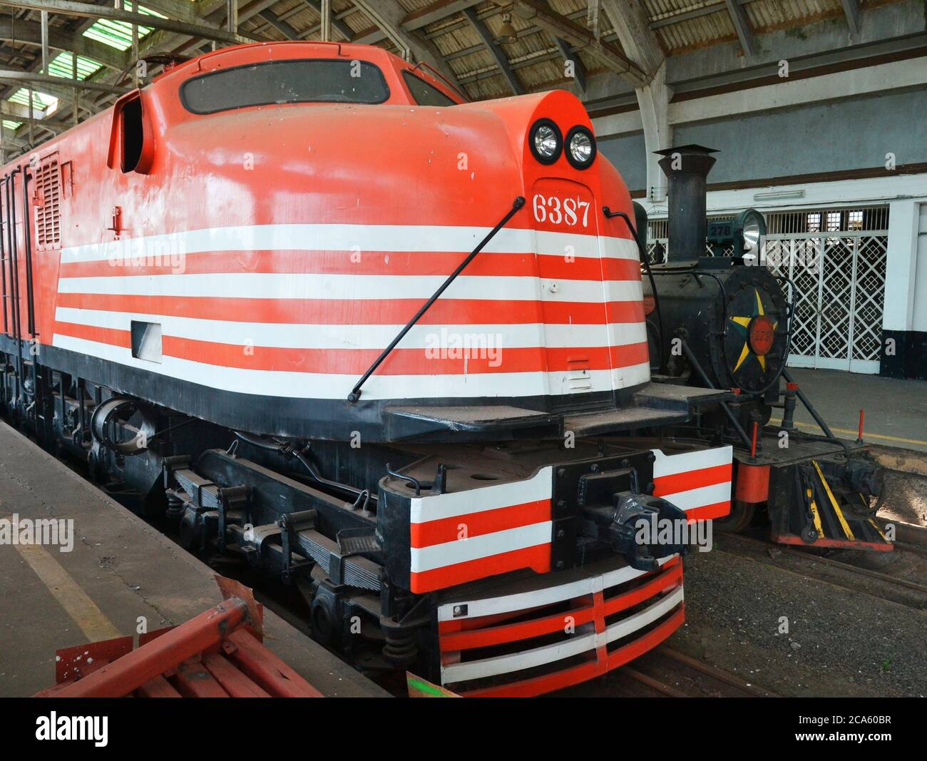 V8-Lokomotive. Restaurierte rot-weiße Lokomotive auf dem Display in einem Museum im Bundesstaat Brasilien, Bahnhofsplattform, Brasilien, Südamerika, Vorderansicht Stockfoto