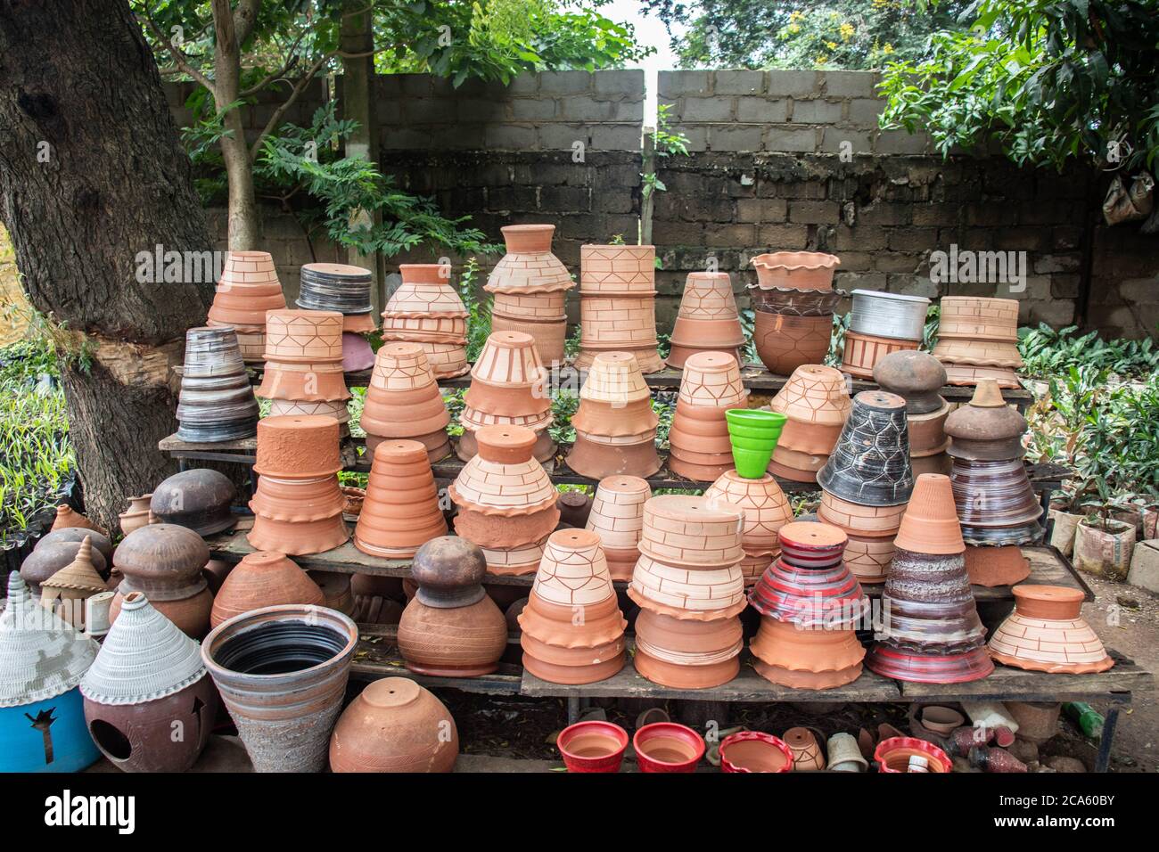 Eine Sammlung von lokal hergestellten Blumentöpfen, die am Straßenrand in Kaduna, Nigeria, verkauft werden. Stockfoto