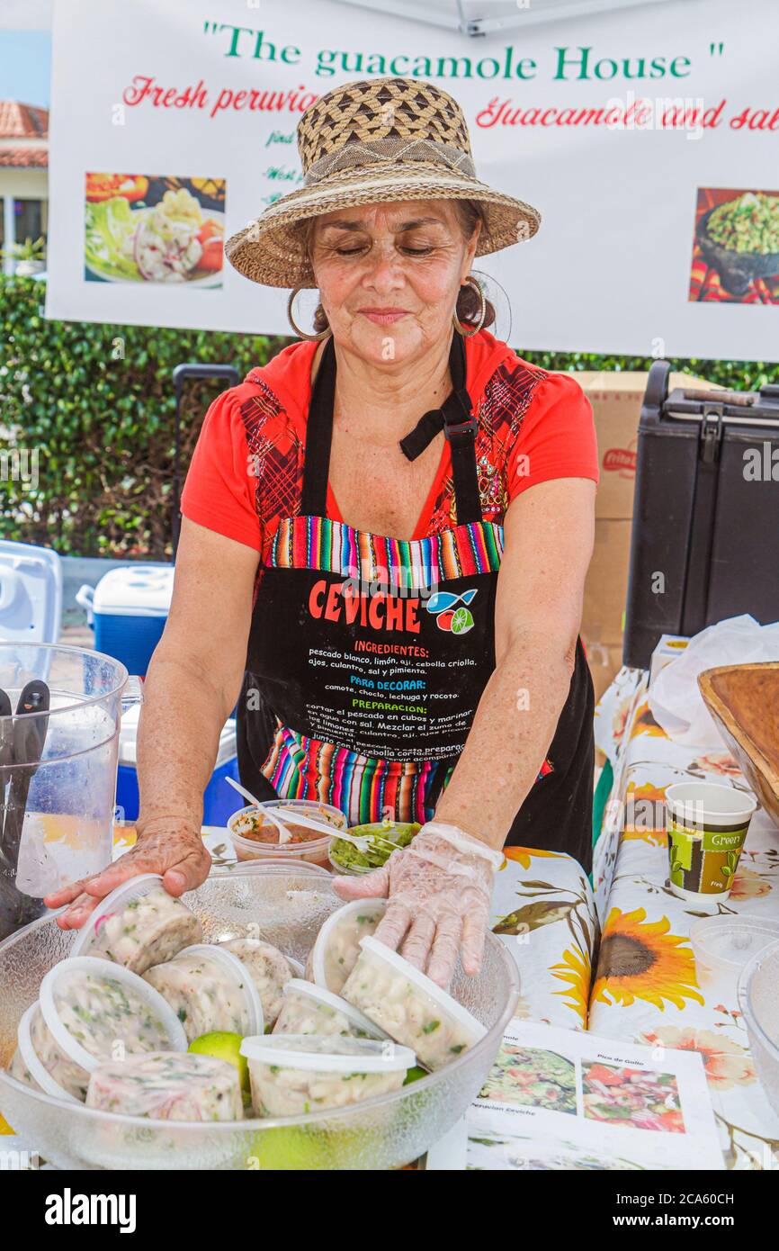 Boca Raton Florida, Royal Palm Place, Samstag Greenmarket Farmers Market Display Verkauf hispanische Frau weiblich, peruanische ceviche Meeresfrüchte Verkäufer Stand Stand Stockfoto