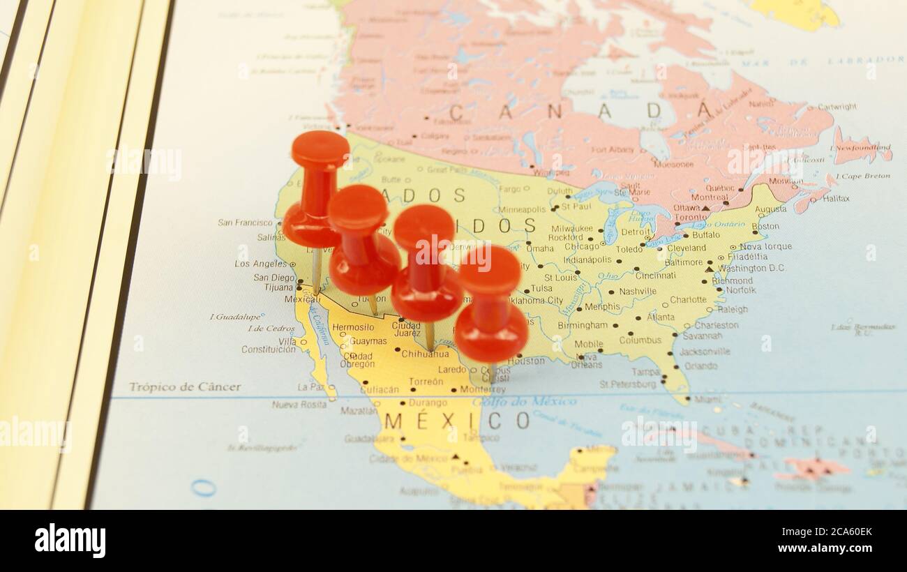 Rote, spitze Markierungsnadeln auf der Karte an der Grenze zwischen Mexiko und den Vereinigten Staaten von Amerika, Farbkarte, Konzeptfoto, Brasilien, Südamerika Stockfoto
