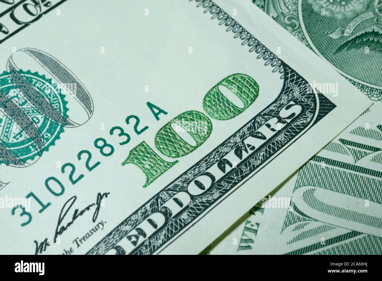 Ein Teil der hundert US-Dollar Banknote mit der Nummer 100 Nahaufnahme und schreiben Federal Reserve Note Stockfoto