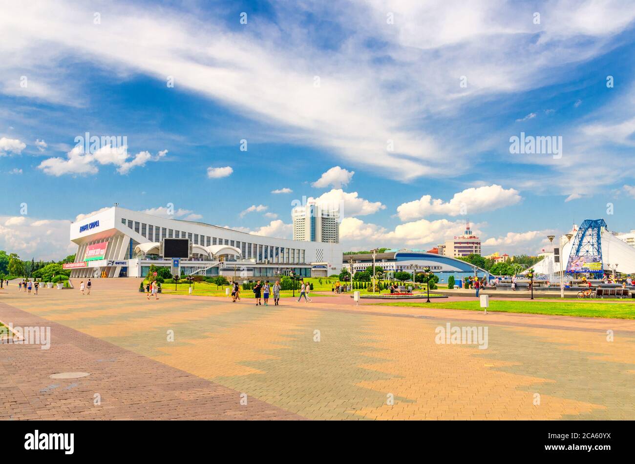 Minsk, Belarus, 26. Juli 2020: Stadtbild der Stadt Minsk mit Platz in der Nähe von Minsk Sportpalast Gebäude und Hotel Belarus in der Nähe der Böschung des Flusses Svislach, blauer Himmel weiße Wolken in sonnigen Sommertag Stockfoto