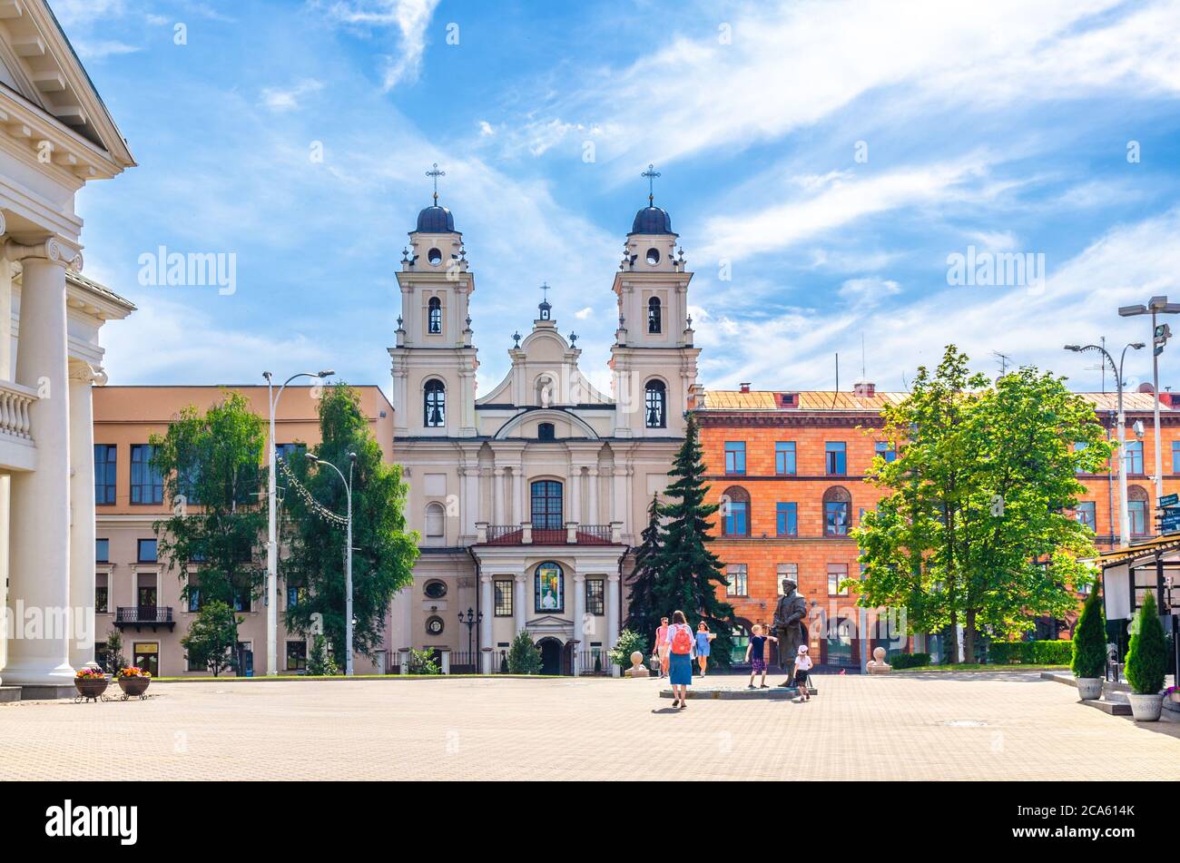 Minsk, Weißrussland, 26. Juli 2020: Kathedrale des Heiligen Namens der Heiligen Jungfrau Maria römisch-katholische Kirche barockes Gebäude auf dem Platz der Freiheit Svabody im historischen Stadtzentrum der Oberstadt Stockfoto