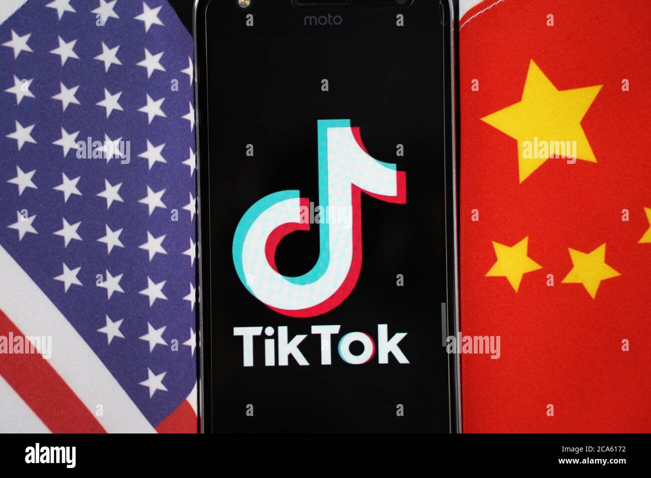 Maski, Indien 04, August 2020 - TikTok App-Logo auf einem Smartphone-Bildschirm zwischen China und den Vereinigten Staaten - die App befindet sich im Zentrum des US-China-Handels Stockfoto