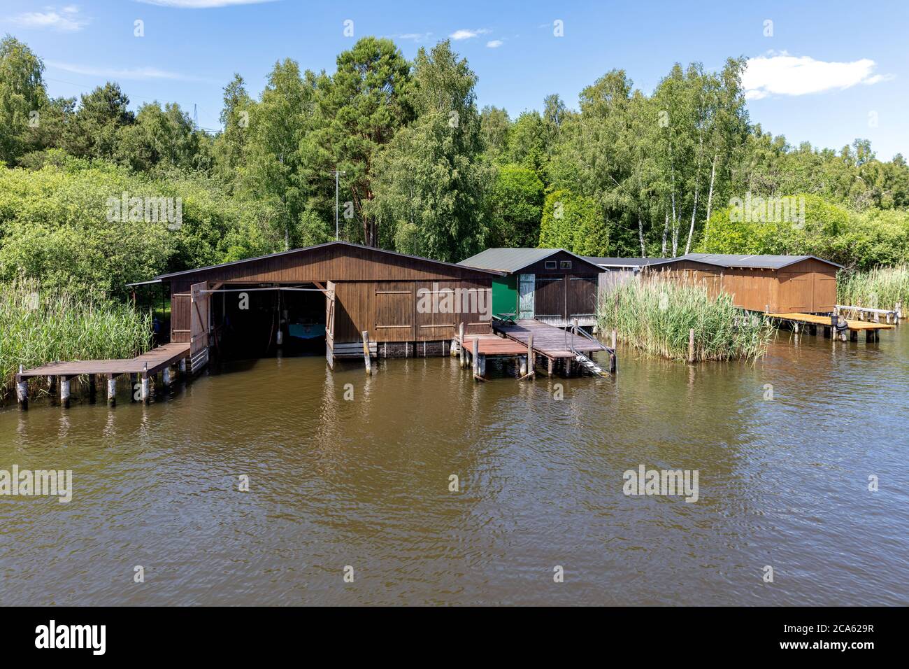 Typische Bootshütten in der Mecklenburgischen Seenplatte, Deutschland Stockfoto