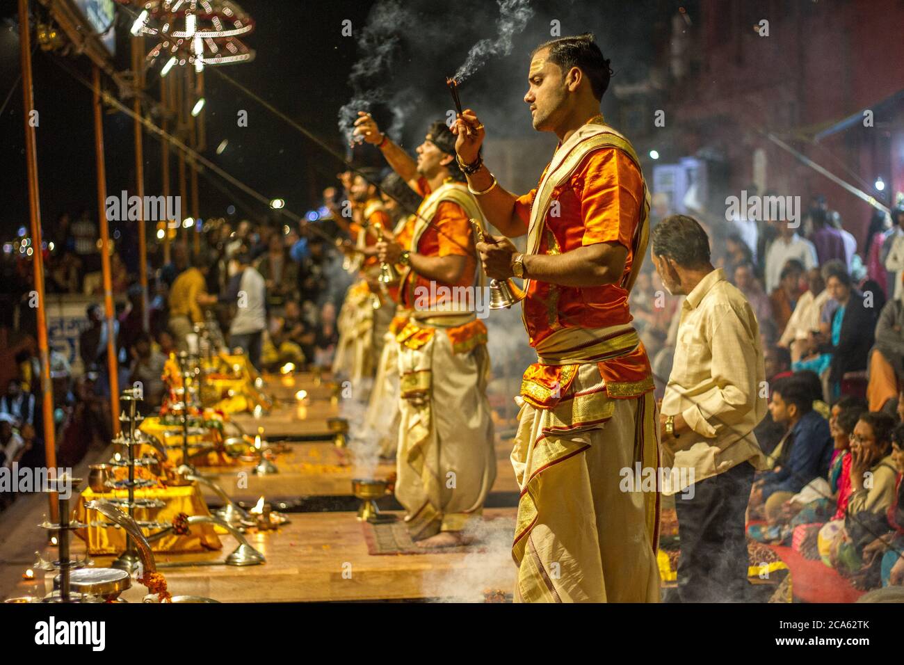 Aufgenommen auf der Dashashwamedh Ghat in Varanasi während der täglichen Zeremonie zu Shiva gewidmet. Stockfoto