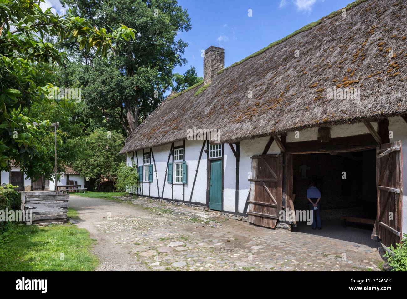 18. Jahrhundert Bauernhof Kilbershoeve mit Strohdach im Freilichtmuseum Bokrijk, Limburg, Flandern, Belgien Stockfoto