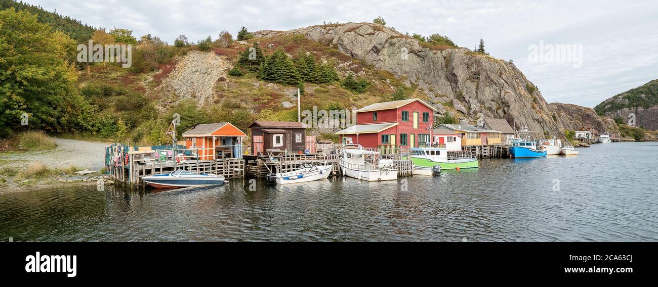 Blick auf Meer und Berge, Quidi Vidi, Fischerdorf, Avalon Peninsula, Neufundland Stockfoto