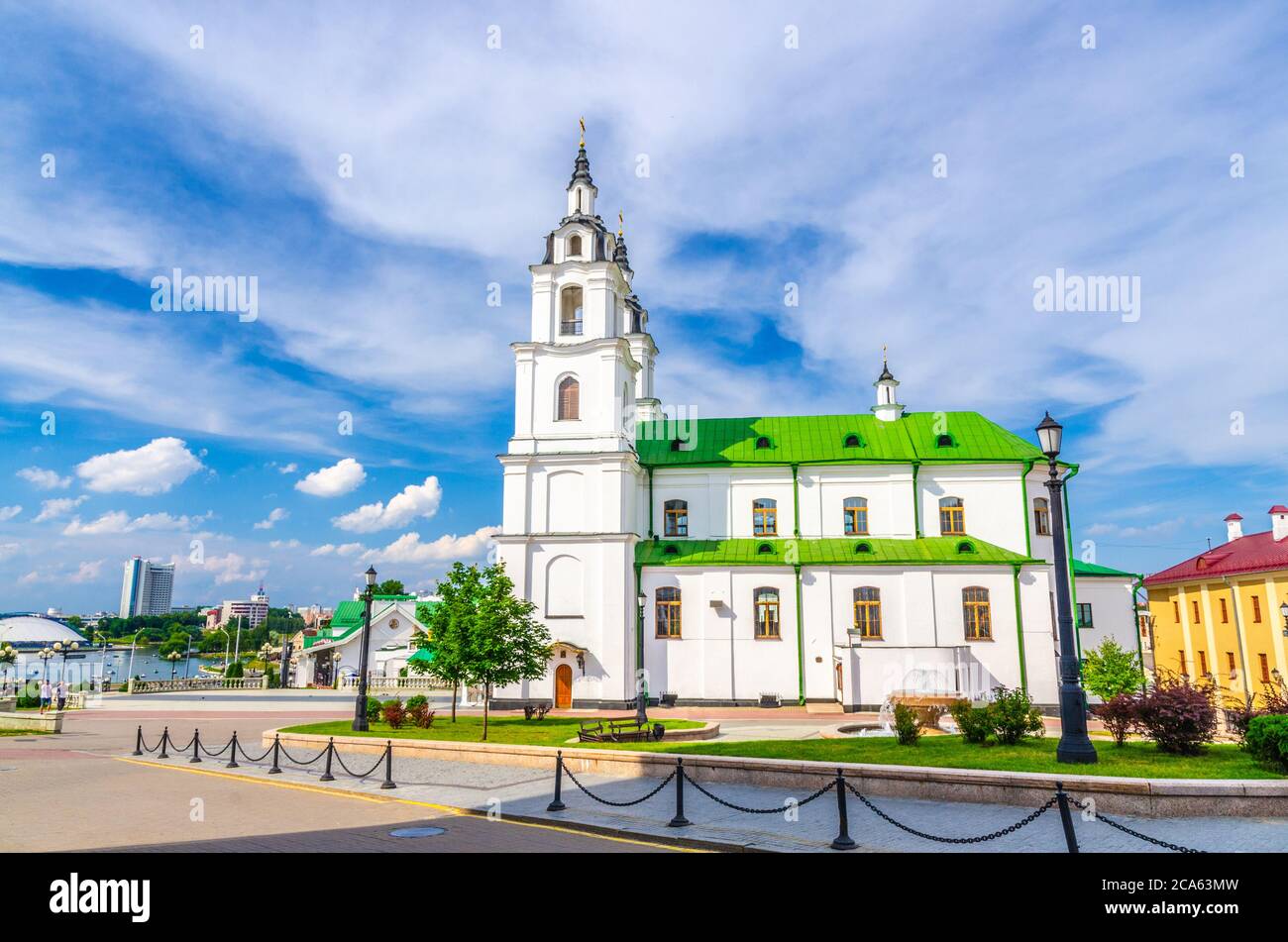 Heiliger Geist Kathedrale Orthodoxe Kirche Gebäude im Barockstil in der Oberstadt Minsk historischen Stadtzentrum, blauer Himmel weißen Wolken in sonnigen Sommertag, Republik Weißrussland Stockfoto