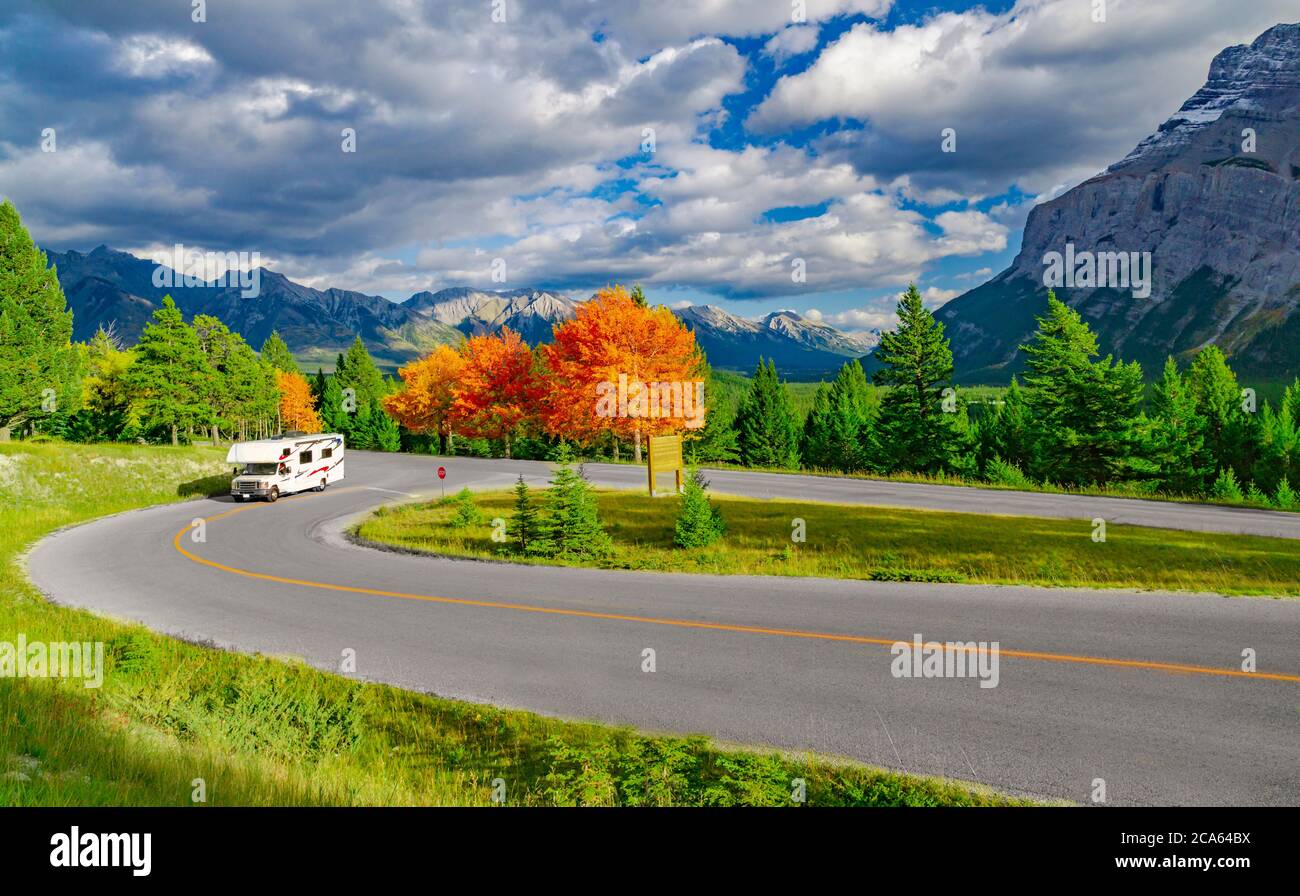 Wohnmobil Wohnmobil Freizeitfahrzeug im Herbst Urlaub Road Trip mit farbigen Blättern Stockfoto