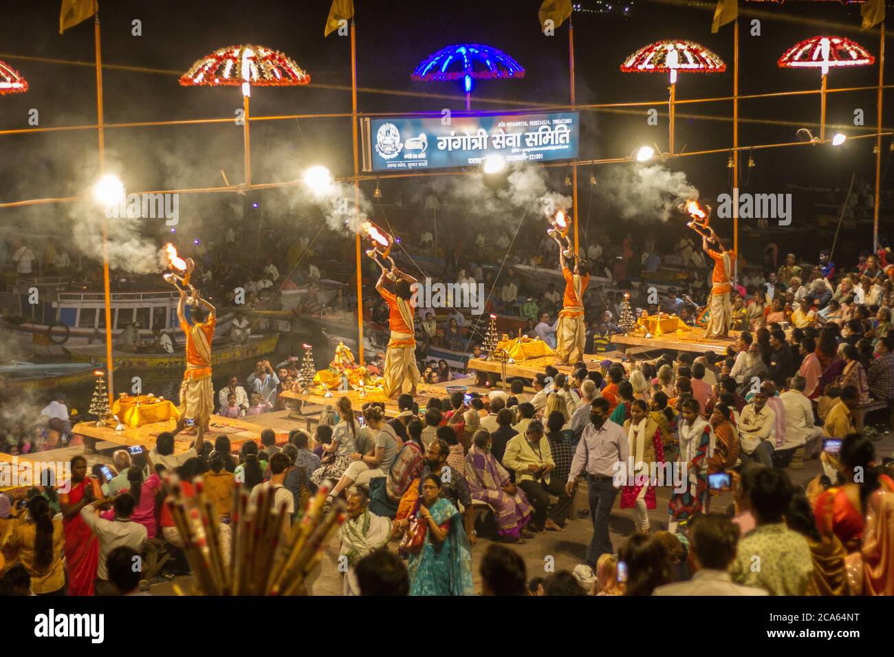 Aufgenommen auf der Dashashwamedh Ghat in Varanasi während der täglichen Zeremonie zu Shiva gewidmet. Stockfoto