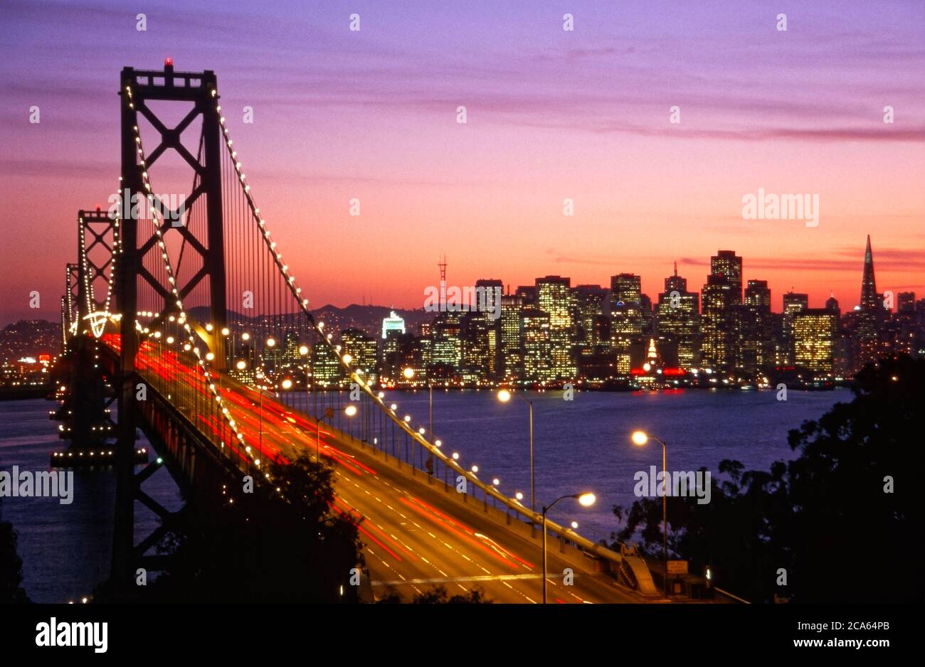 Blick in die Abenddämmerung über der Bay Bridge, San Francisco, Kalifornien, USA Stockfoto