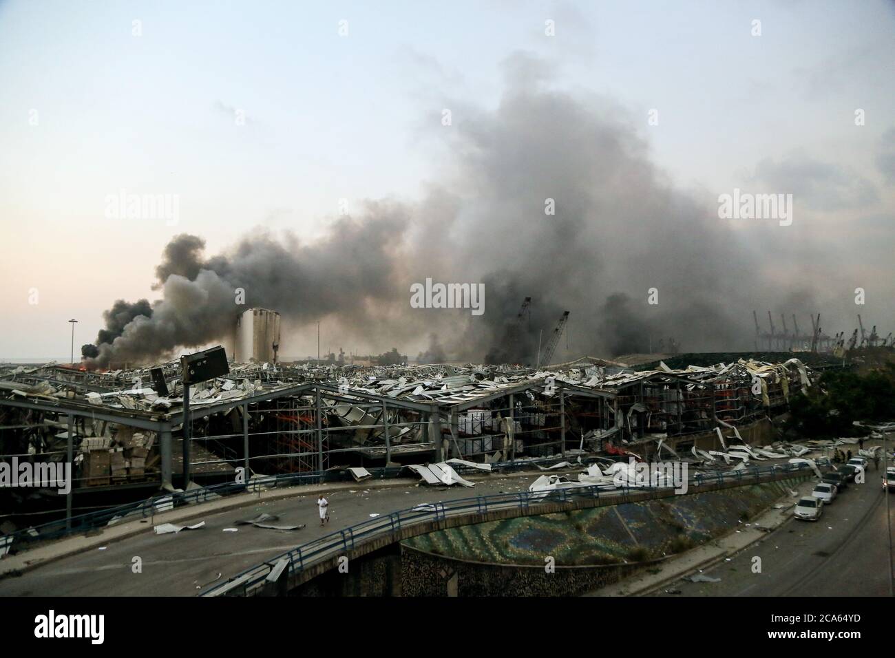 Beirut, Libanon. Januar 2020. Von dem Ort, an dem eine massive Explosion den Hafen von Beirut erschütterte, wehte dichter Rauch. Quelle: Marwan Naamani/dpa/Alamy Live News Stockfoto