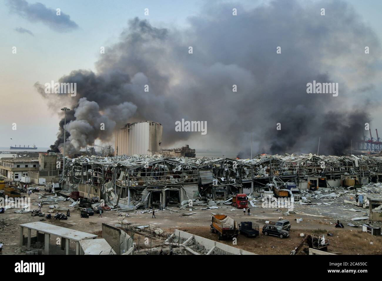 Beirut, Libanon. Januar 2020. Von dem Ort, an dem eine massive Explosion den Hafen von Beirut erschütterte, wehte dichter Rauch. Quelle: Marwan Naamani/dpa/Alamy Live News Stockfoto