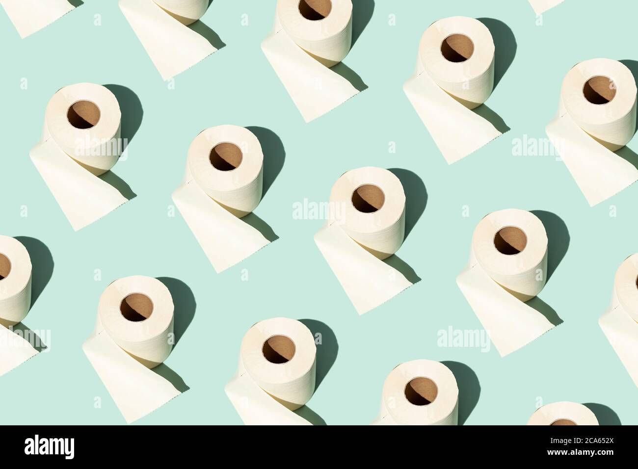 Muster aus Bambus-Toilettenpapier in Sonnenlicht auf Mint-Hintergrund mit Kopierer Platz. Minimal gestylt Foto. Stockfoto