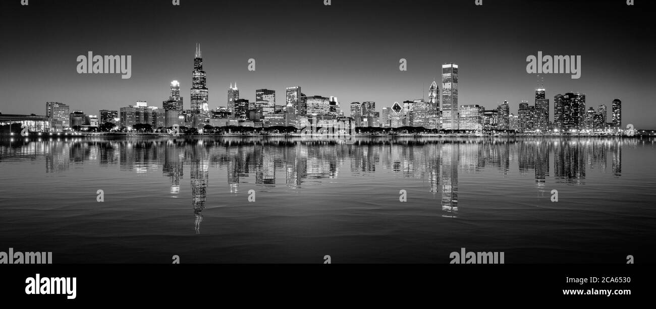 Skyline von Chicago bei Nacht, Illinois, USA Stockfoto