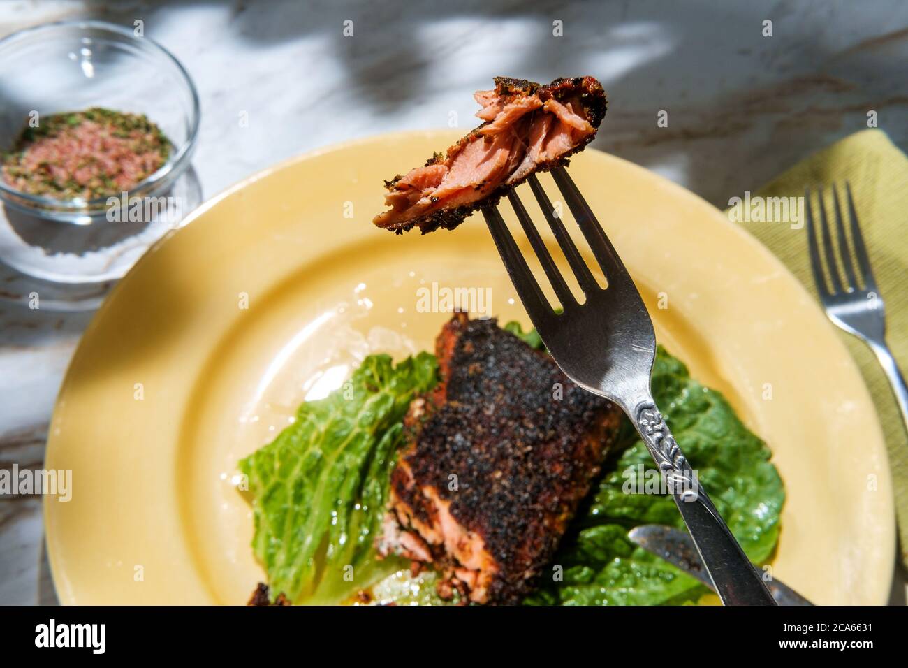 Cajun Cuisine geschwärztes Lachssteak auf Marmorküchetisch Stockfoto