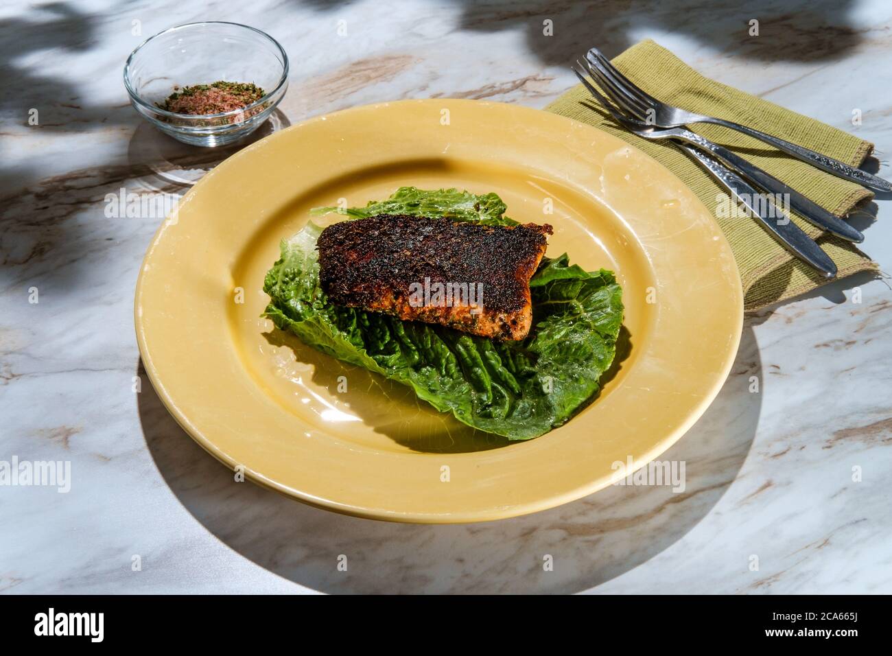 Cajun Cuisine geschwärztes Lachssteak auf Marmorküchetisch Stockfoto