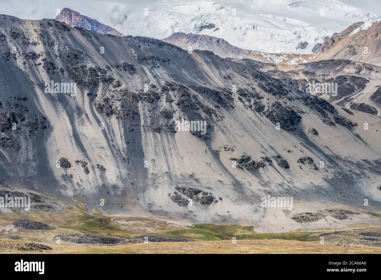Interessante Geologie und Farben von Felsen und Sand sorgen für einen schönen Blick auf die Berge hoch in den peruanischen Anden in der Cordillera Vilcanota. Stockfoto