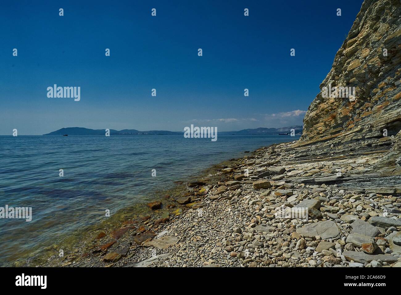 Ein felsiger Strand neben einem Gewässer Stockfoto