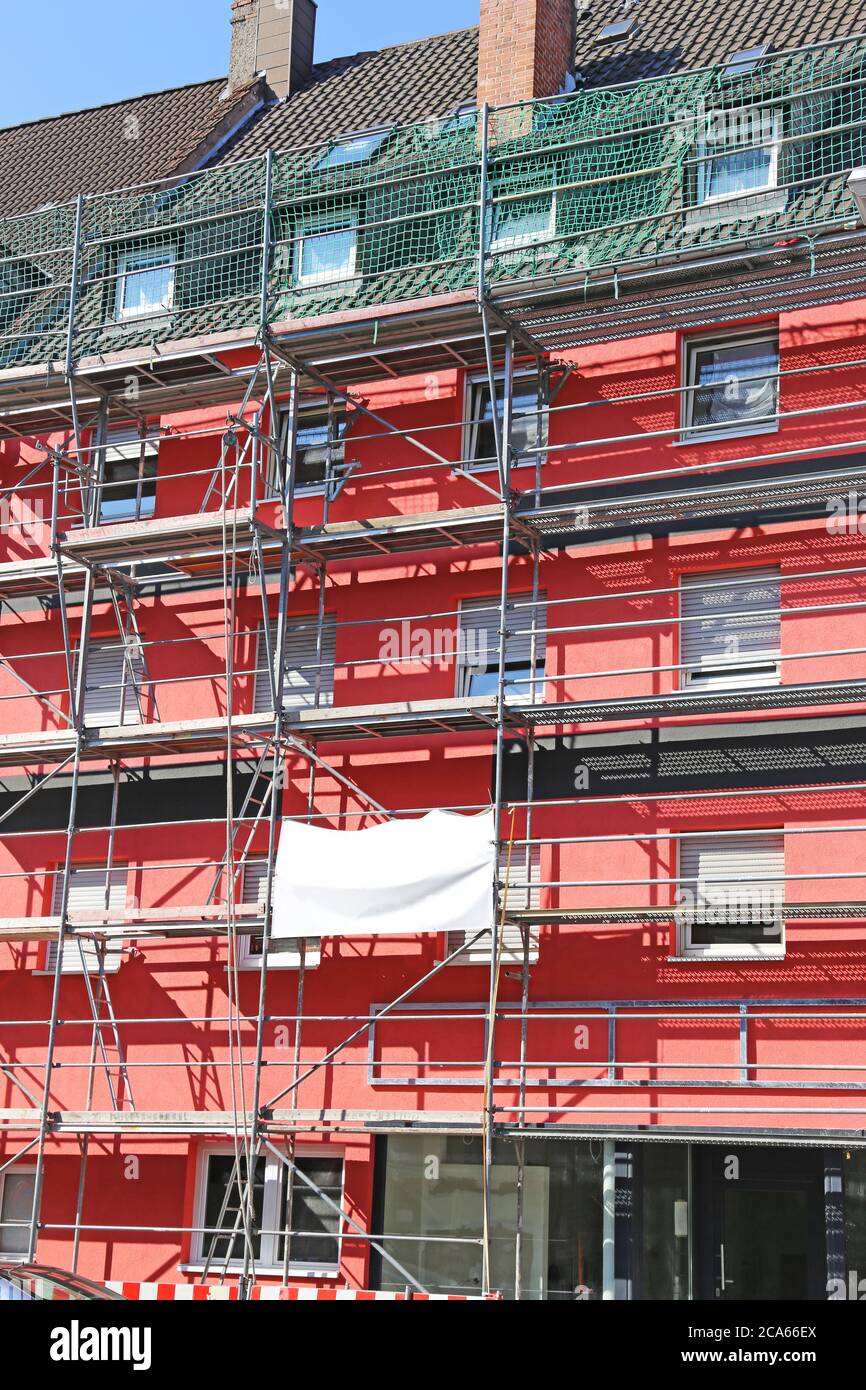 Das alte Gebäude erhält eine neue rote Fassade Stockfoto