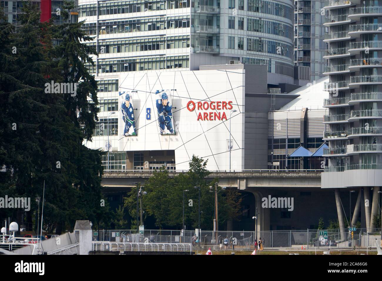 Rogers Arena umgeben von hohen Wohntürmen, Vancouver, British Columbia, Kanada Stockfoto