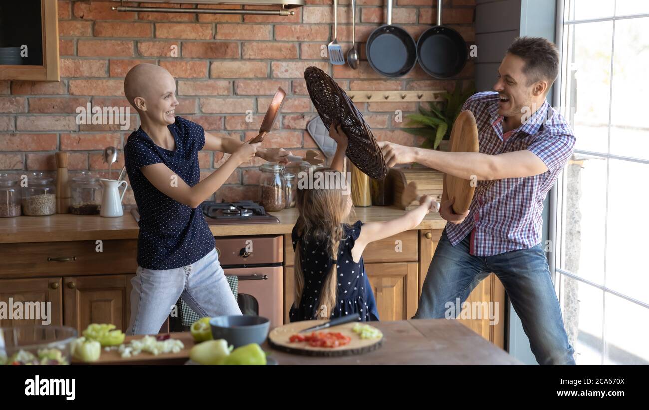 Glückliche Familie mit kranken Mutter haben Spaß in der Küche Stockfoto