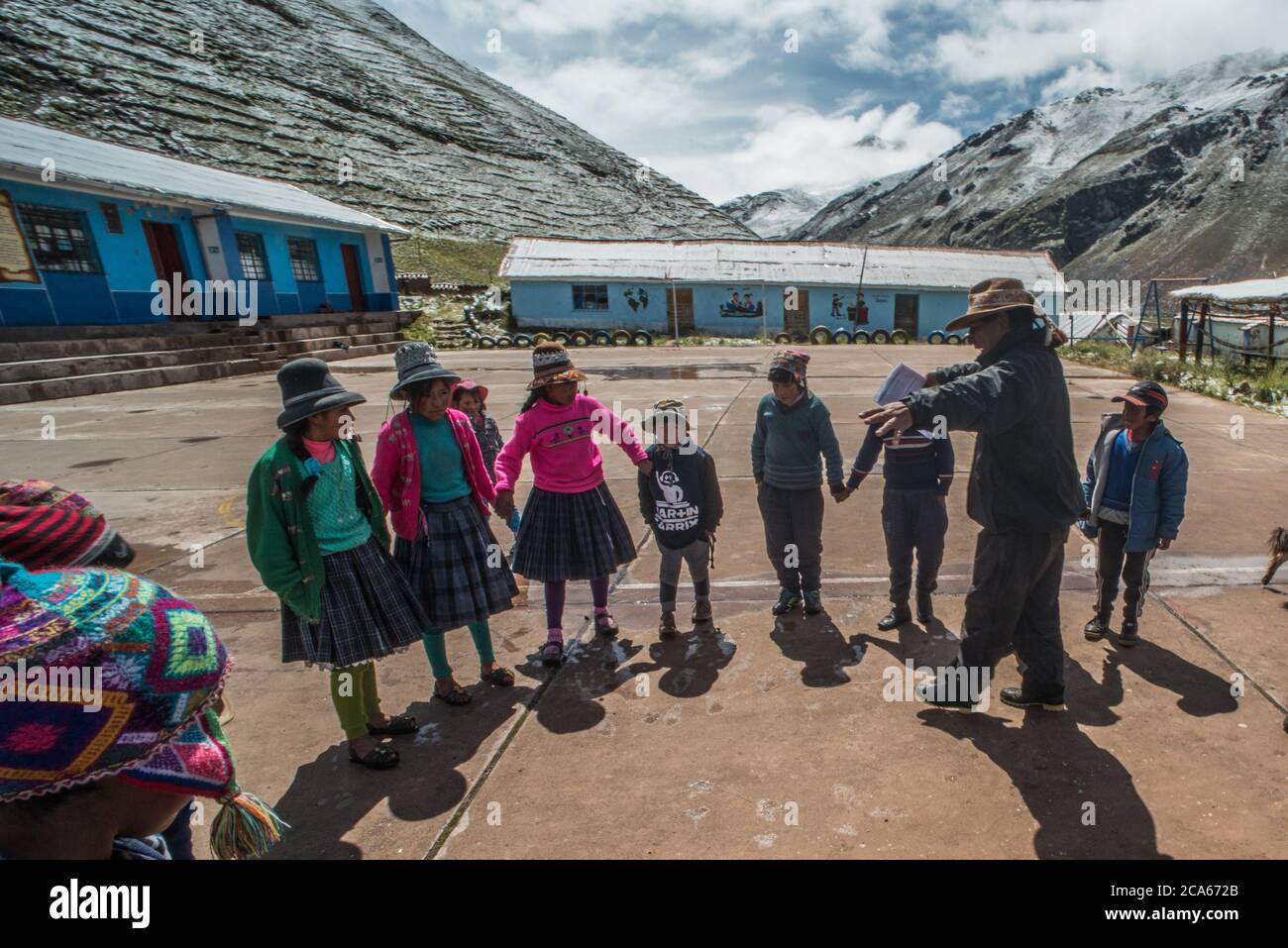 Quechua Kinder spielen draußen in einer kleinen ländlichen Schule in der Cordillera Vilcanota in den Anden von Peru. Stockfoto