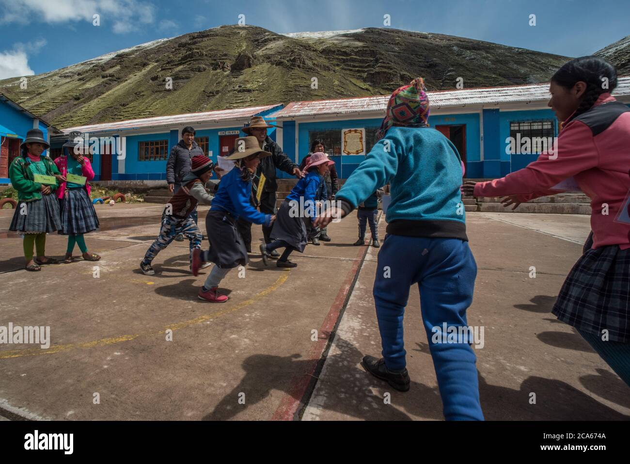 Quechua Kinder spielen draußen in einer kleinen ländlichen Schule in der Cordillera Vilcanota in den Anden von Peru. Stockfoto