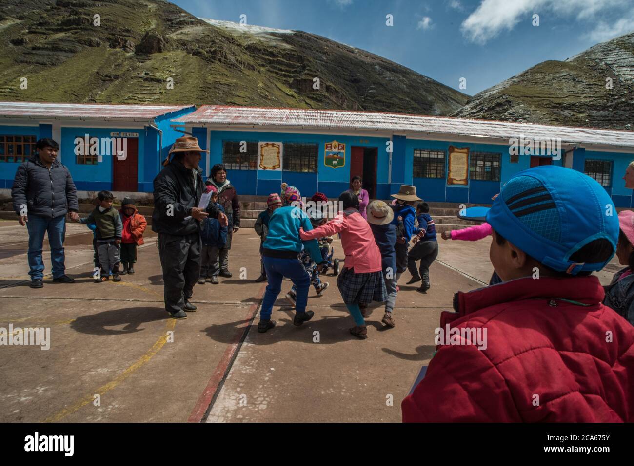 Quechua Kinder spielen draußen in einer kleinen ländlichen Schule in der Cordillera Vilcanota in den Anden von Peru. Stockfoto