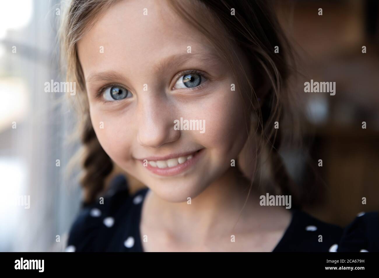 Nahaufnahme Porträt von glücklichen kleinen kaukasischen blauäugigen Mädchen Stockfoto