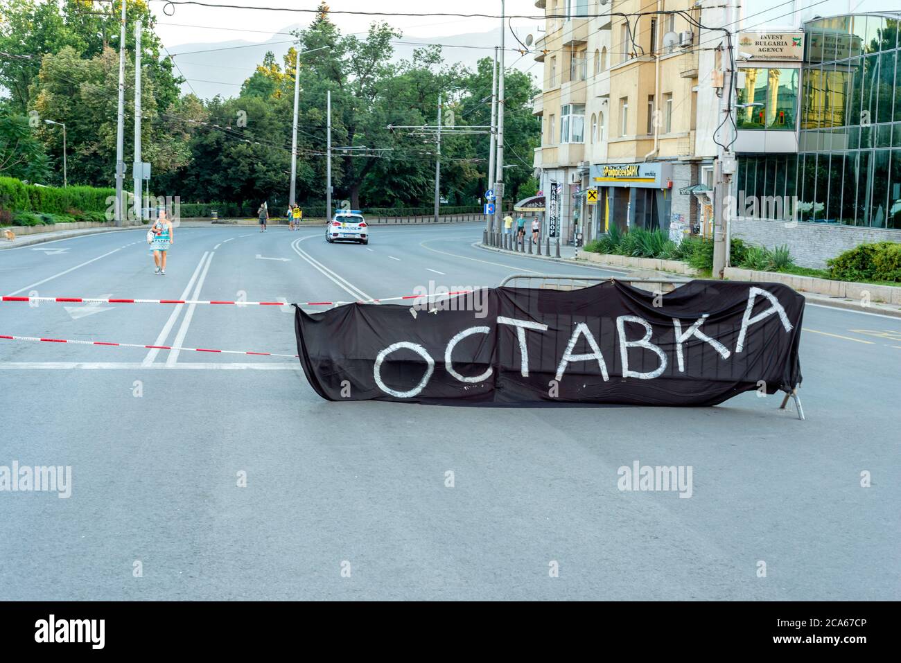 Sofia Bulgarien, Osteuropa, Balkan, EU, Protest, friedlicher Protest gegen die Regierung, 2020, Demonstranten, geschlossene Straße. Geschlossene Straßen. Leere Straße, leere Straßen, friedlicher Protest, Protest, keine Transporte, wegen Transport, Wahlen, Wahlen, Menschen auf der Straße, Menschen auf der Straße, Wahlen, Wahlen, Kreuzung, Blockade, Zelte, Barrikaden, bulgarische Hauptstadt, Stadtzentrum, wegen Transport geschlossen, Banner, Banner Stockfoto