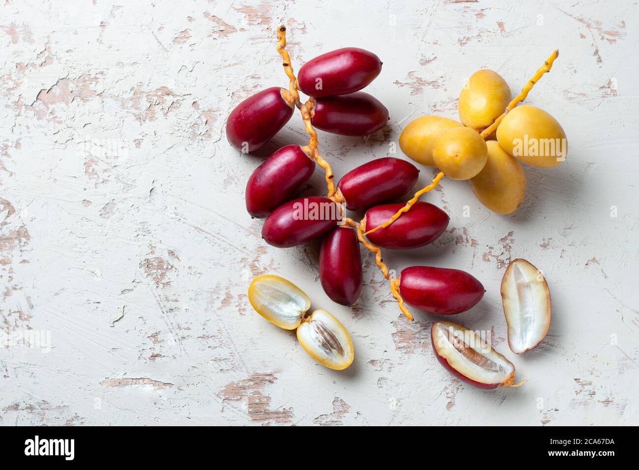 Gelbe und rote frische Datteln Obst isolieren auf weißem Hintergrund Stockfoto