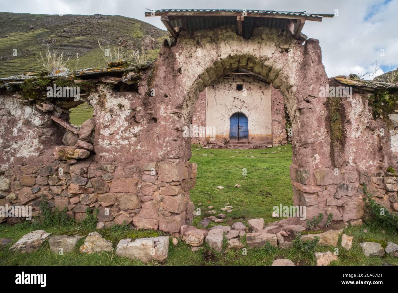 Eine alte Steinkirche am Rande einer kleinen Quechua Gemeinde in der Cordillera Vilcanota der peruanischen Anden. Stockfoto