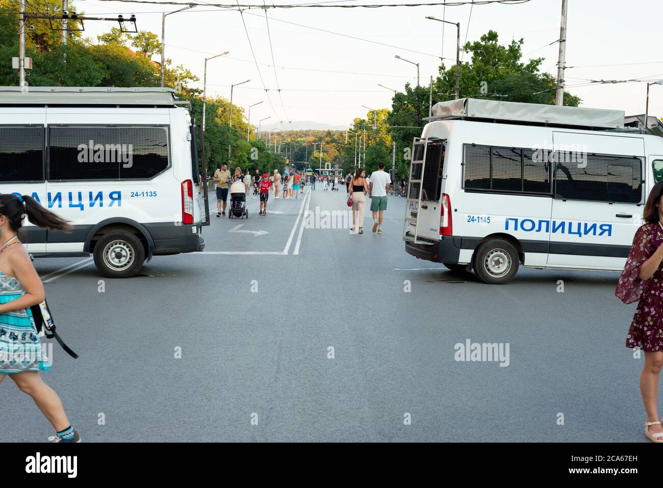 Polizei, Polizeiautos, Polizeiwagen, Polizeifahrzeuge, Sofia Bulgarien, Osteuropa, Balkan, EU, Protest, friedlicher Protest gegen die Regierung, 2020, Demonstranten, gesperrte Straße. Geschlossene Straßen. Leere Straße, leere Straßen, friedlicher Protest, Protest, keine Transporte, wegen Transport, Wahlen, Wahlen, Menschen auf der Straße, Menschen auf der Straße, Wahlen, Wahlen, Stockfoto